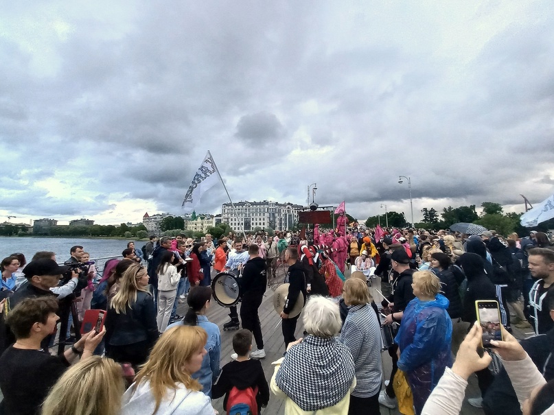 Сбор участников и зрителей на II Елагиноостровском мосту